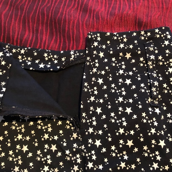 Dickies black and white star skirt, size 3. Zipper , slit form fitting, like new - Picture 4 of 5